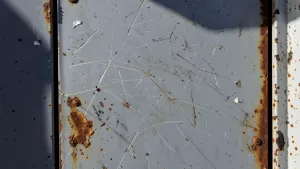 rysy na drzwiach zewnętrznych metalowych